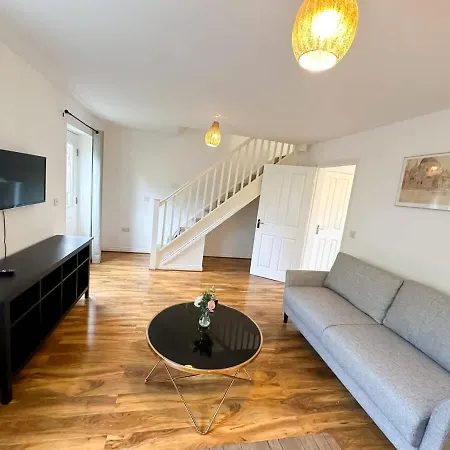 Aidan House By Blue Skies בית נופש *